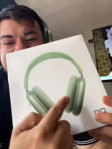Foto de Wílmer con sus P9 verdes y la caja