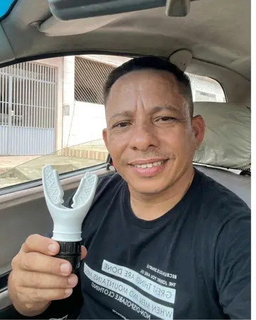 Foto de Luis Fernando usando el entrenador en el carro