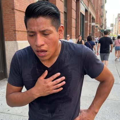 Hombre sin aire caminando en la calle